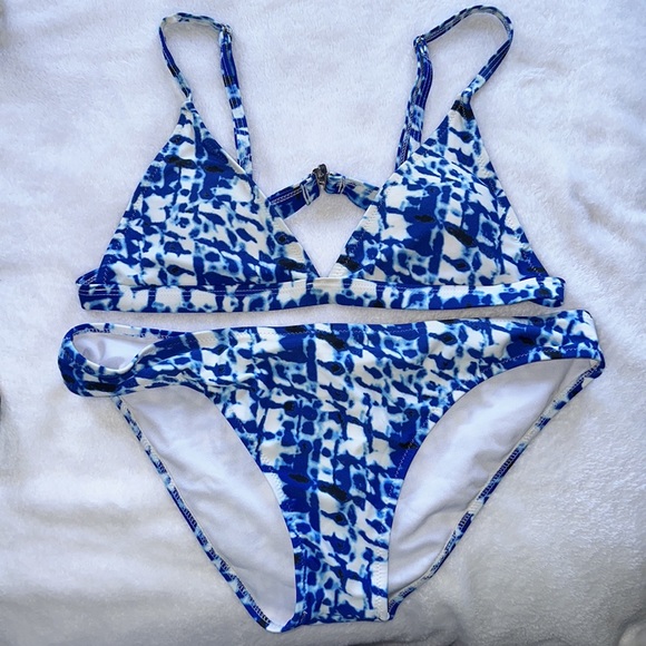 Bikinis - Picture 2 of 9